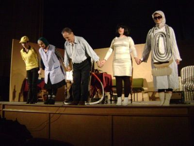 Bač, predstava »Atentatori«: Složna obitelj i susjeda koja ne umire